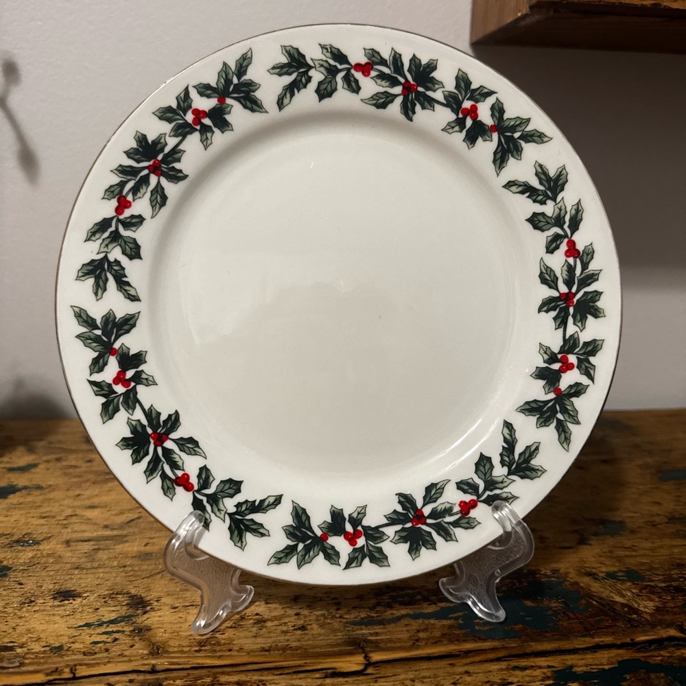 Holiday Holly Pattern Plate